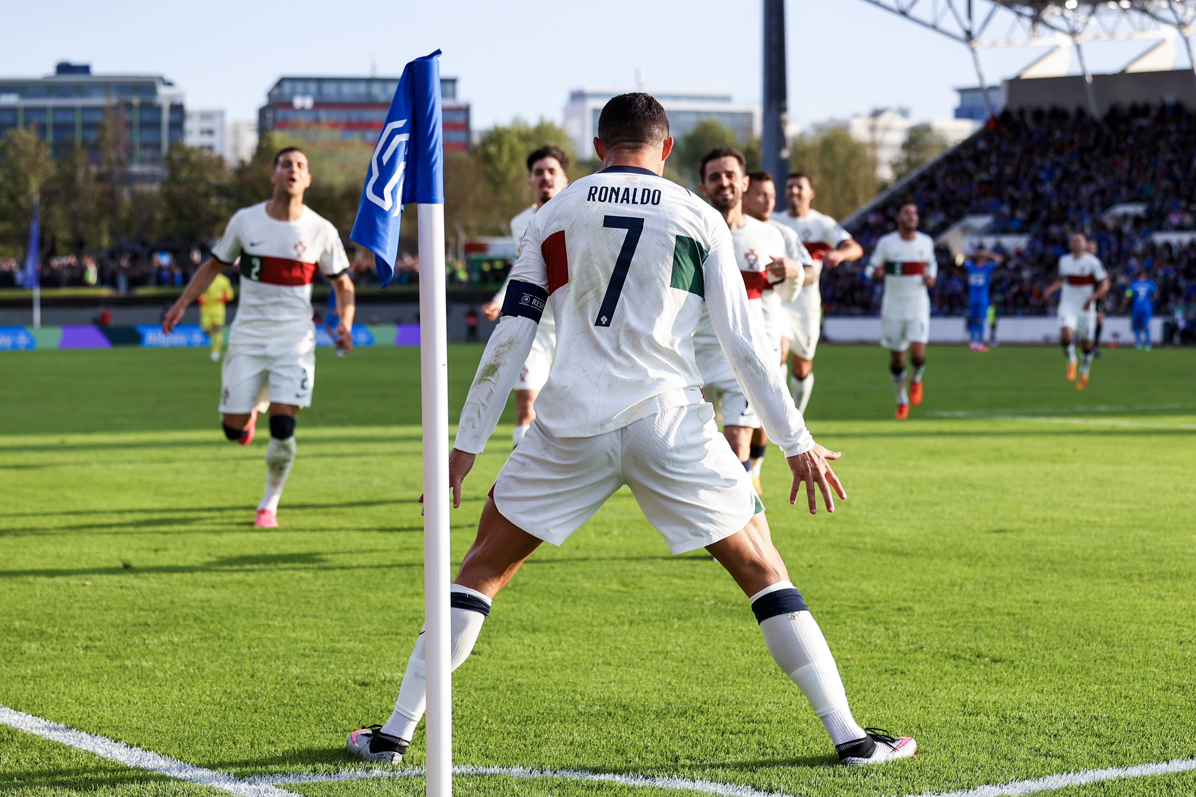 包含欧锦赛预选赛打响，球员们备战充分的词条