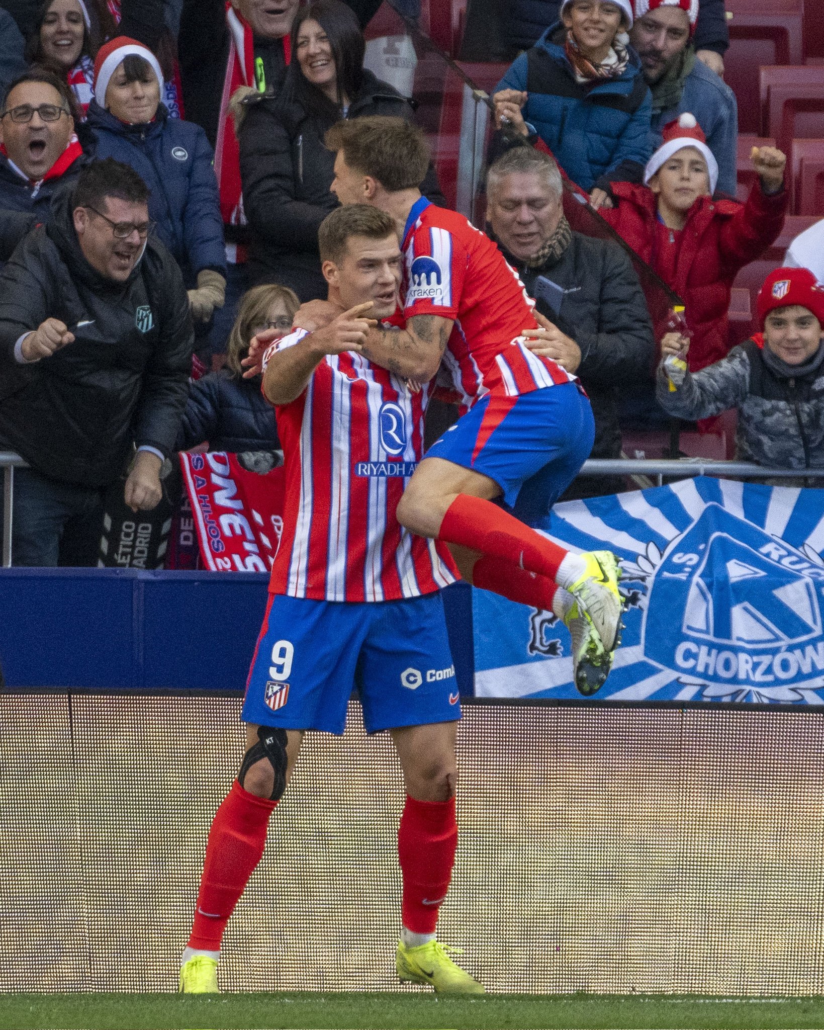 关于阿拉维斯险胜赫塔菲，豪取积分领跑保级争夺的信息