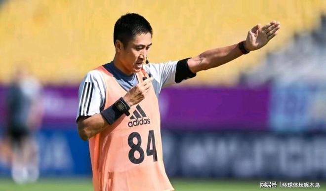 九游app下载-足球联赛裁判员执法公正引发球员赞誉谨慎出手的简单介绍