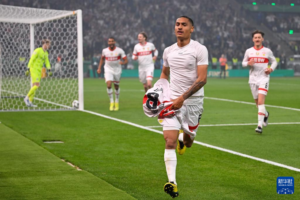 斯图加特队长带领球队夺取胜利