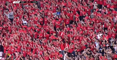 足球比赛引发观众热情，场面火爆