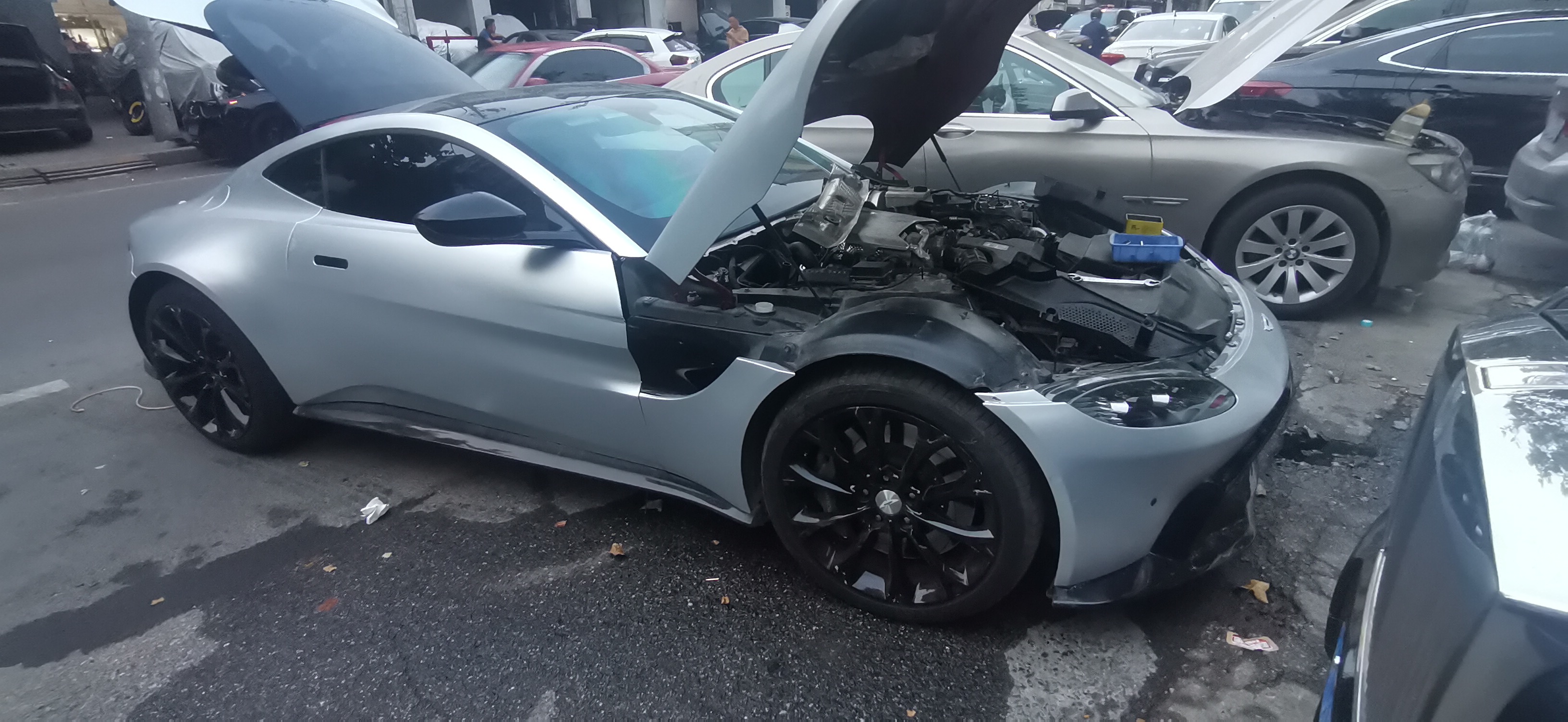 九游体育-关于阿斯顿马丁鏖战梅赛德斯，拉塞尔刷新纪录的信息