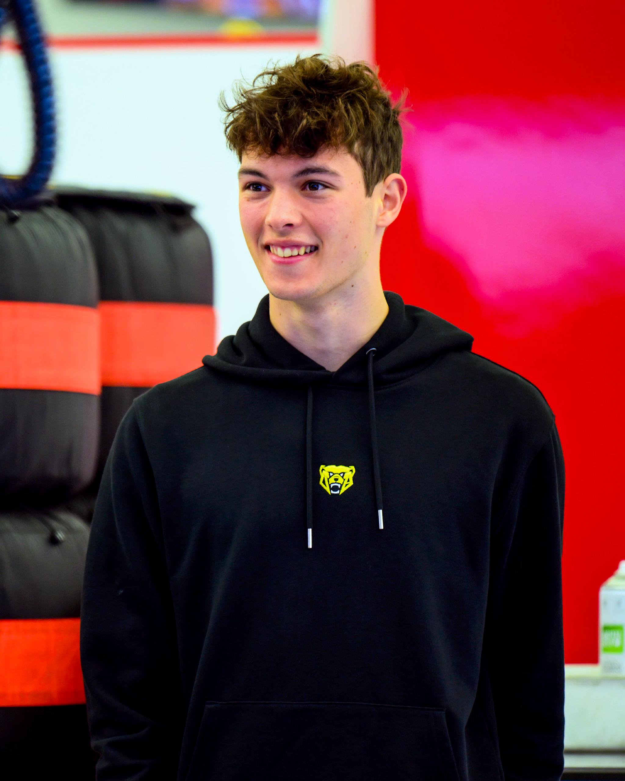 包含哈斯车队完胜红牛二队，塞恩斯刷新纪录的词条