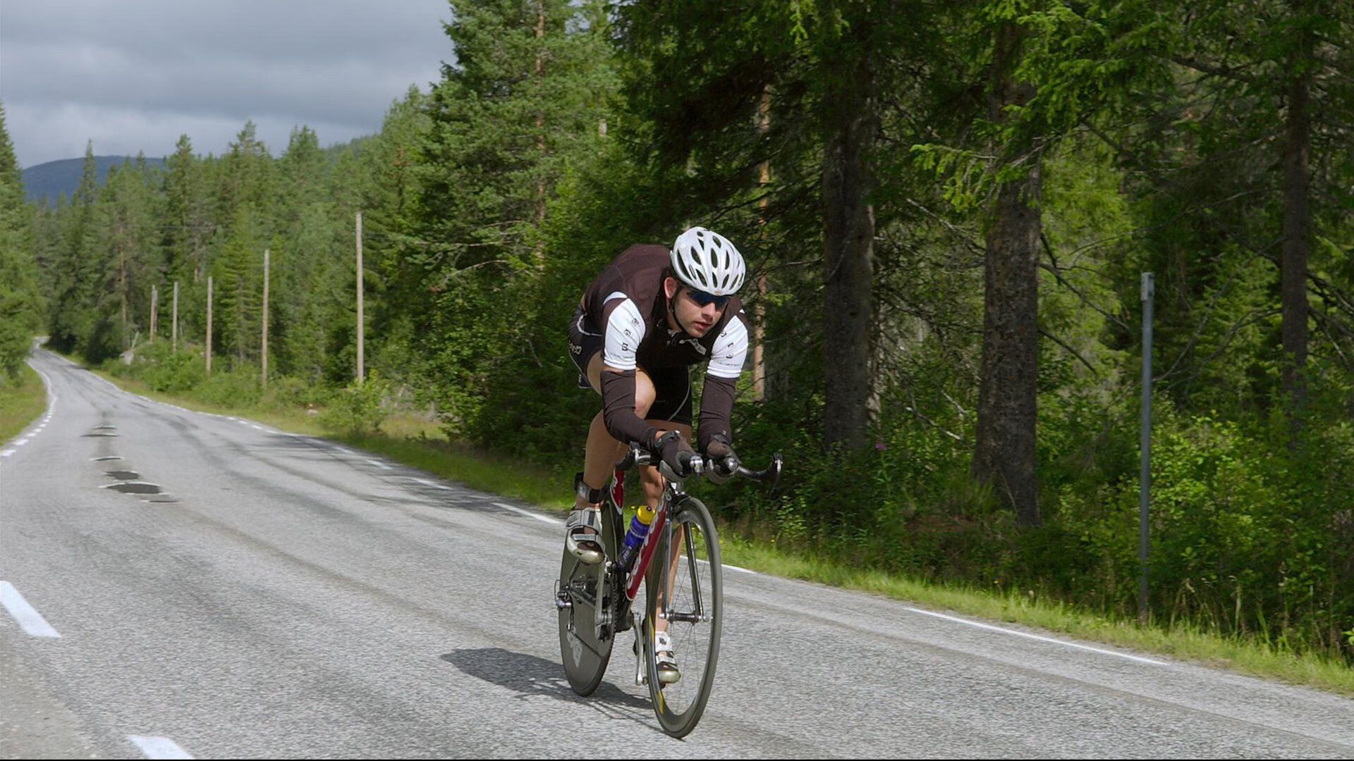 赛道之外的硬仗，当F1街道赛遇见尼日利亚与喀麦隆的绿茵对决